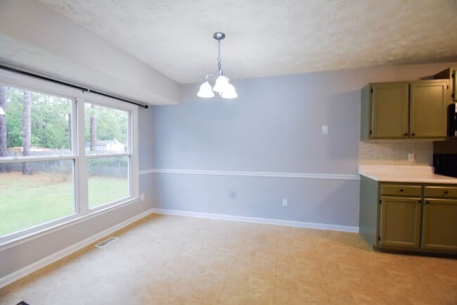Building Photo - Coming Soon~3 Bedroom 2 Bathroom Home- Pets Considered