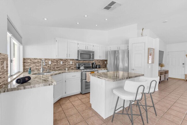 Building Photo - 79200 Violet Ct