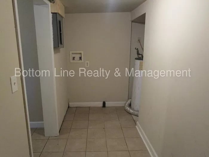 Building Photo - Room in Single Family Home on Plainview Rd