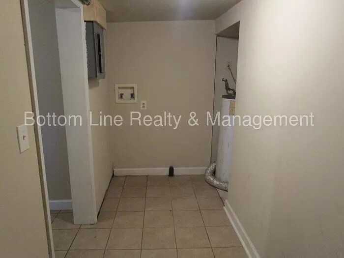 Building Photo - Room in House on Plainview Rd