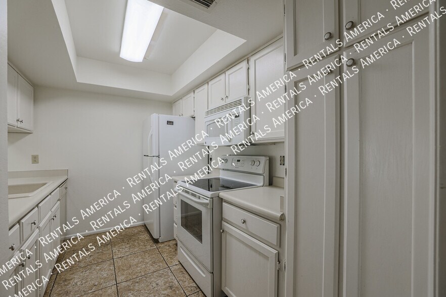 Building Photo - 633 W Southern Ave