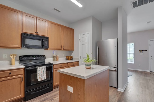 Building Photo - Cozy End-Unit Townhome – Prime Durham Location