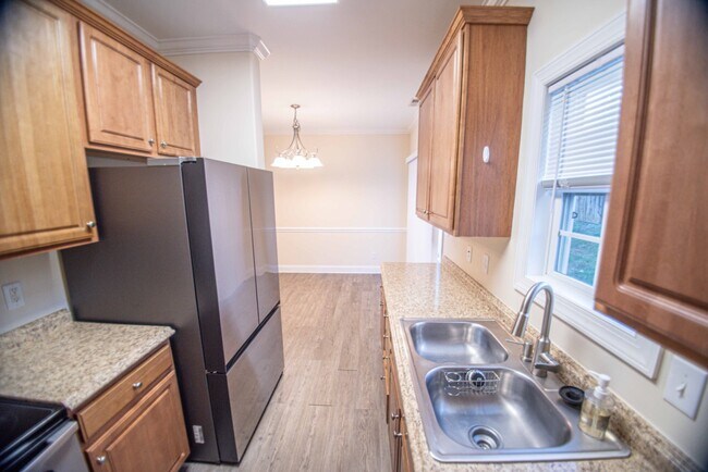 Building Photo - 614 N Center St