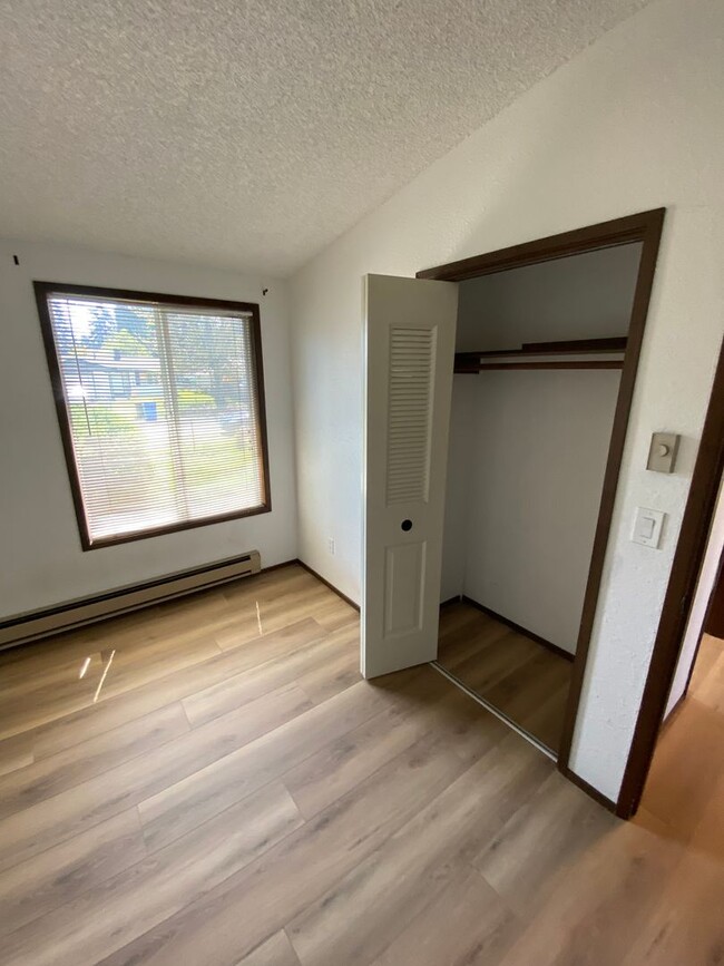 Building Photo - 3bd/1 Ba Rambler in Spanaway