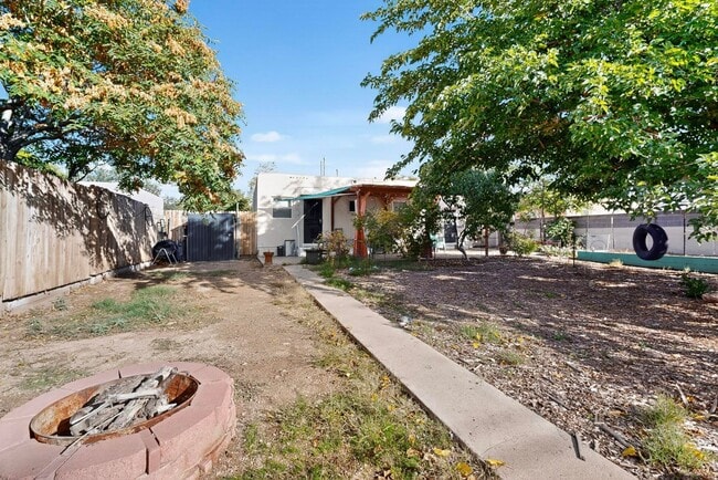 Building Photo - UPTOWN 2/bd 1/ba 1/cg 950/sf