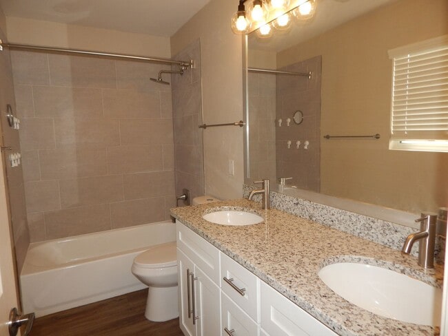 Building Photo - 2 Bedrooms - 2.5 bathrooms - Large Loft Area