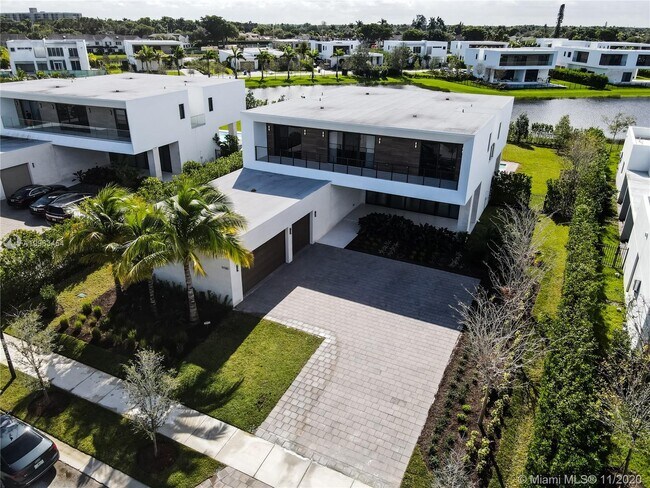 Building Photo - 16580 Sunset Way