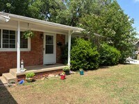 Building Photo - 511 Manor Dr