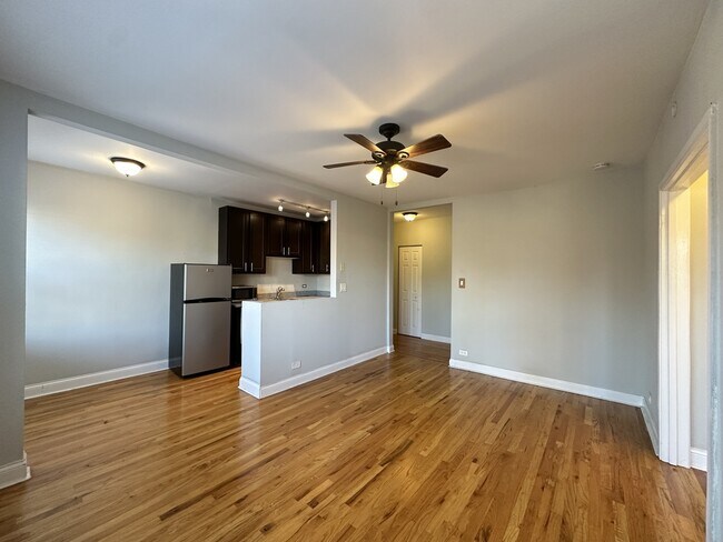 Building Photo - 4742 N Hermitage Ave