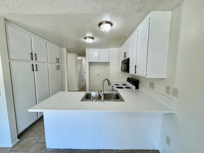 Building Photo - Recently renovated 3 bedroom, 2 bath unit ...