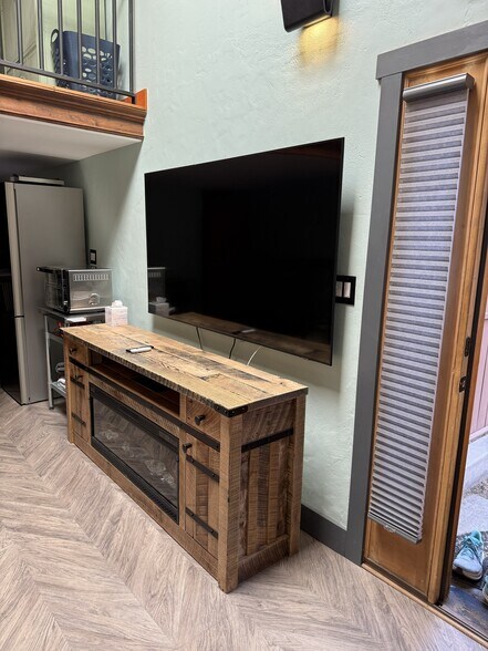 Building Photo - 140 W 1st St