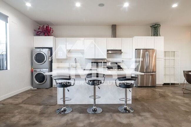 Building Photo - Prime Commercial Office Space Available Beverly Blvd Los Angeles