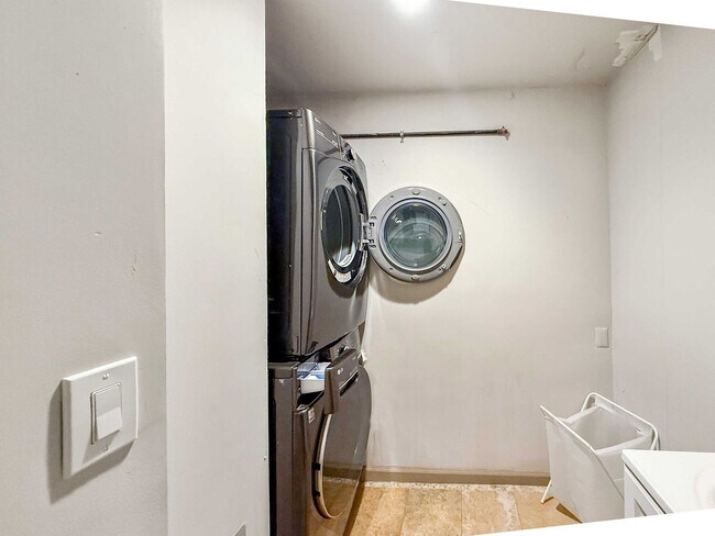 Building Photo - 602 S Front St