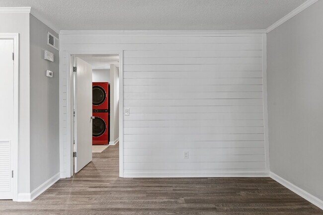 Building Photo - 105 P' Poole Ave #101: Red Bank 1Bed/1Bath Apartment w/ Laundry Units, Central AC, and Granite Co...