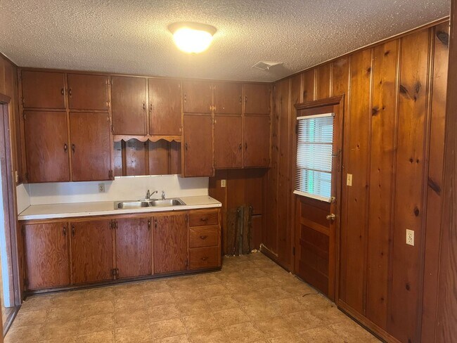 Building Photo - 3 Bed 1 Bath Home