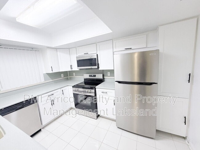 Building Photo - 222 Lakeview Dr