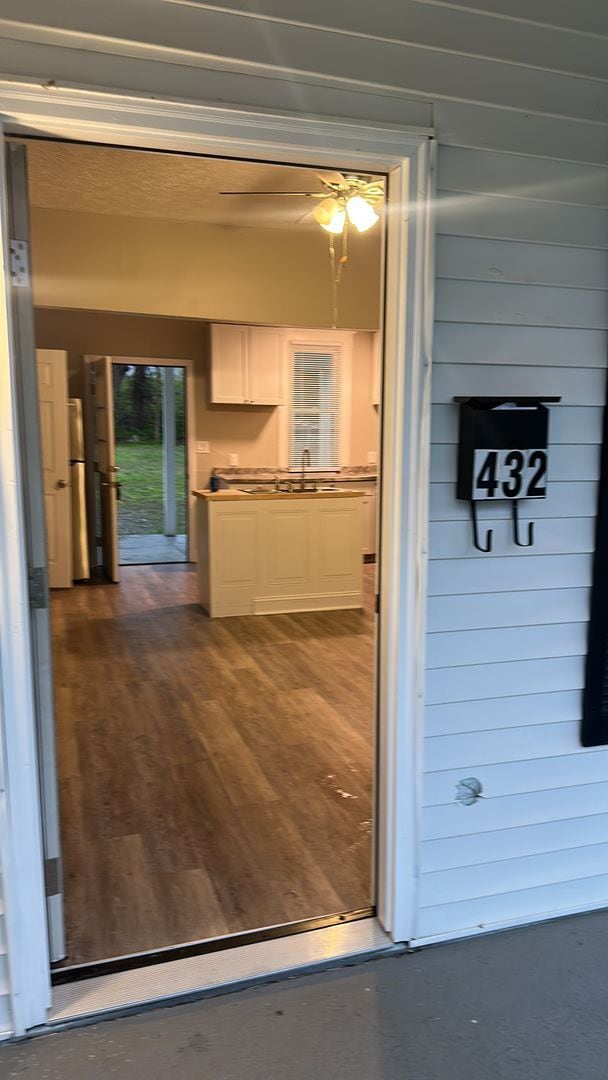 Building Photo - 2 bedroom 2 bath house