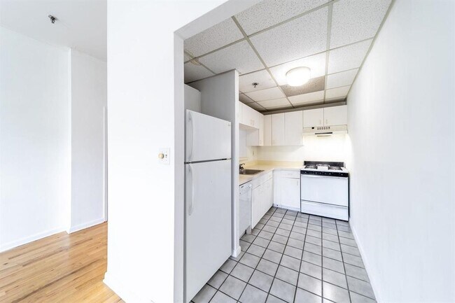 Building Photo - 227 Christopher Columbus Dr