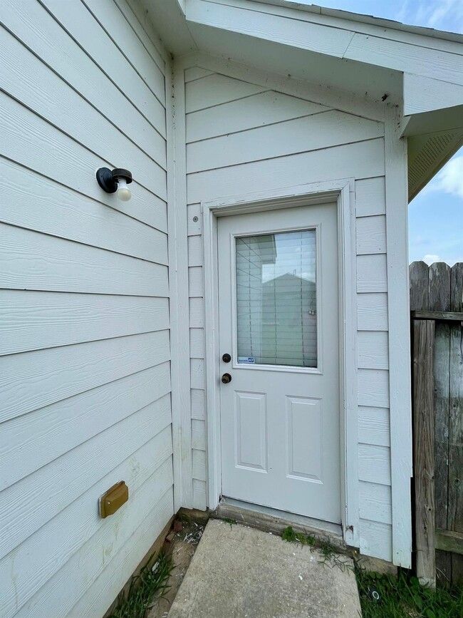 Building Photo - 8714 Sunset Pond Dr