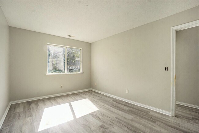 Building Photo - Charming, fully remodeled 2-Bed/1-Bath Par...