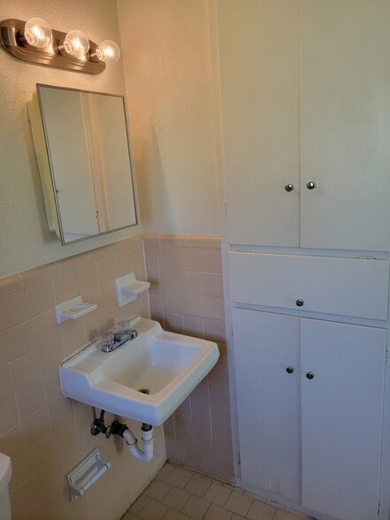 Sink - 1605 N W S Young Dr