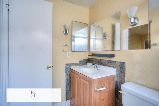 Building Photo - Welcome to Your Stylish Diamond Bar Home!