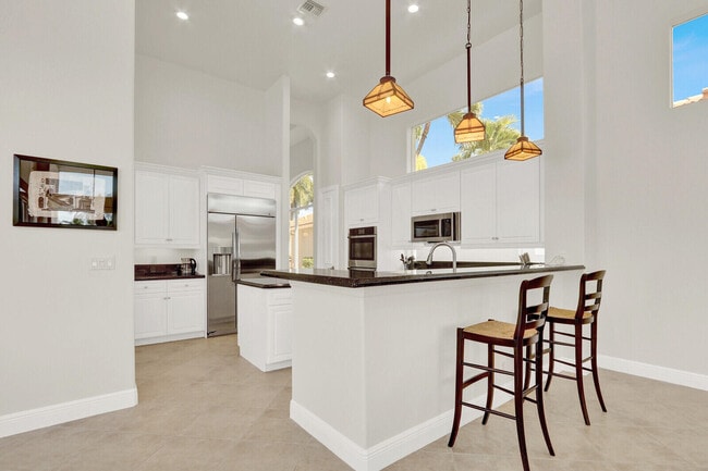 Building Photo - 528 Les Jardin Dr