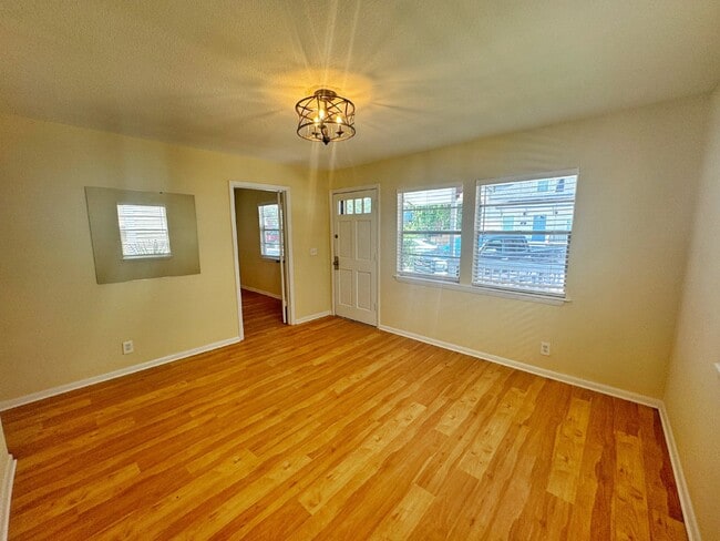 Building Photo - Newly remodeled Licolnville cottage in historic downtown St. Augustine