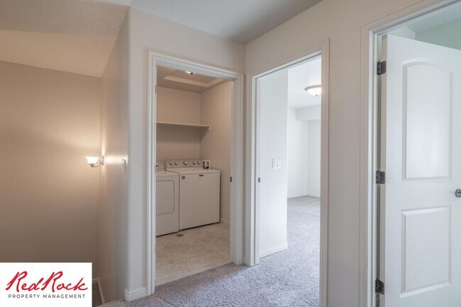 Building Photo - 3 Bedroom Townhome in Buena Vista Community