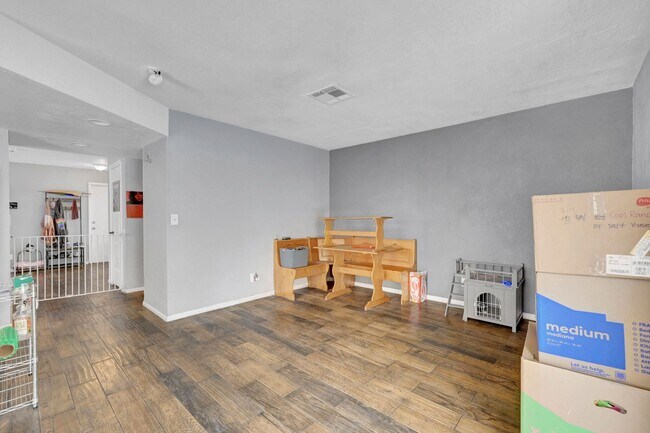 Building Photo - 3 bedroom home with pool!!