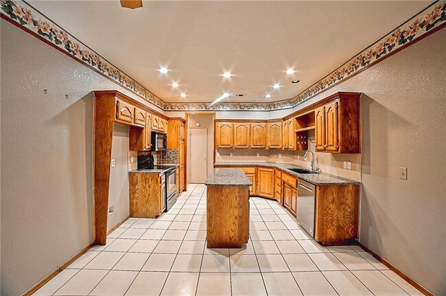 Building Photo - 604 NE 21st St