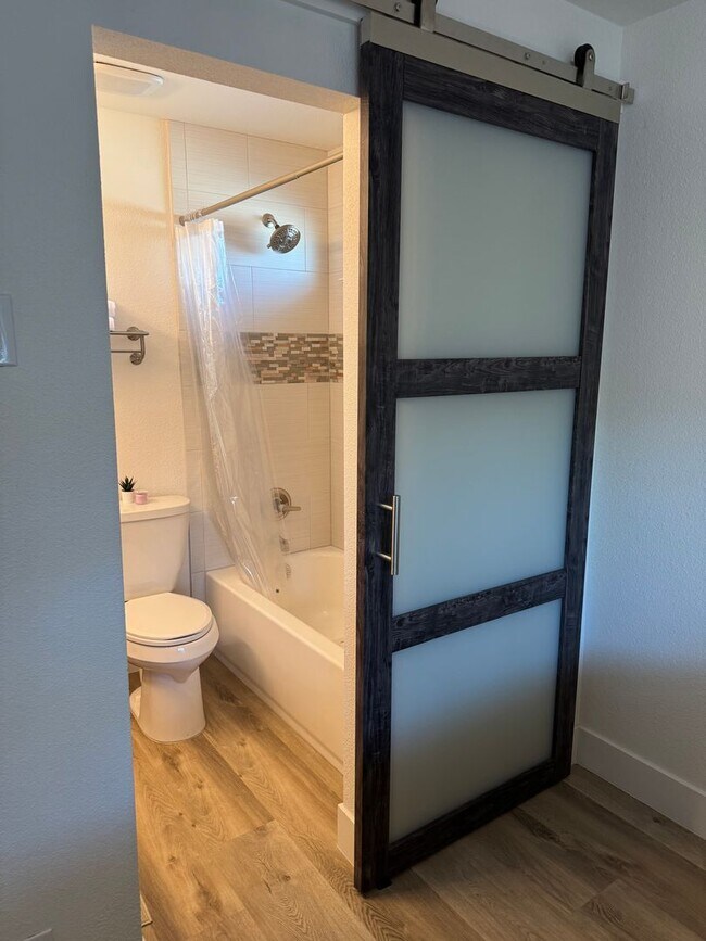 Building Photo - Beautifully Renovated 2 Bedroom Condo - Partially Furnished