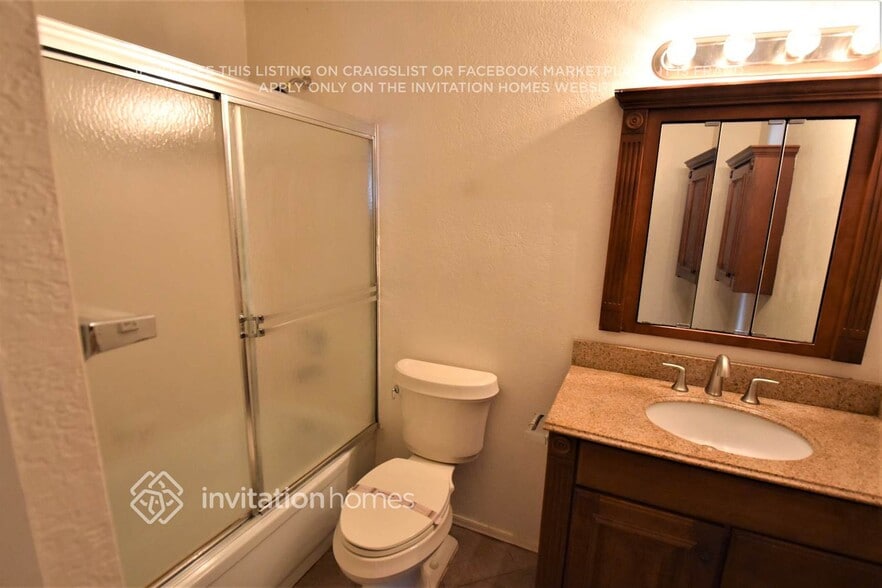 Building Photo - 8430 E Oak St