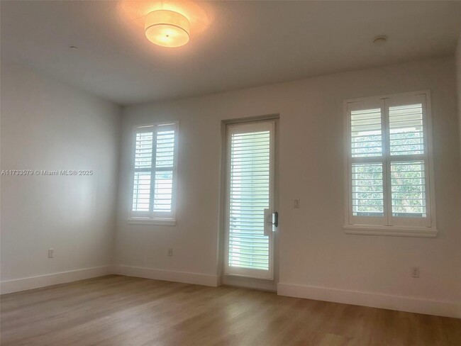 Building Photo - 8280 Cascada Isles Dr