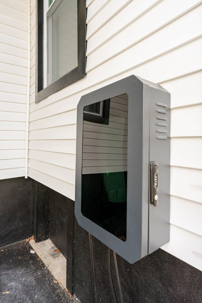 Building Photo - 42 White St Pl