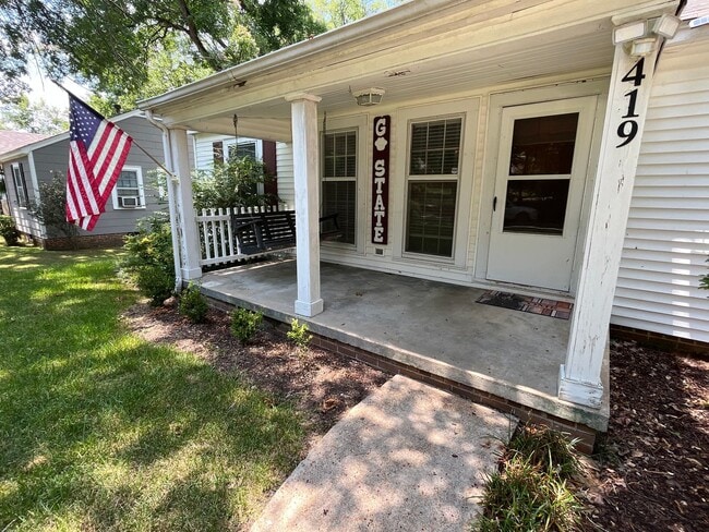 Building Photo - 3 bedroom 1 bath home walking/biking distance to campus
