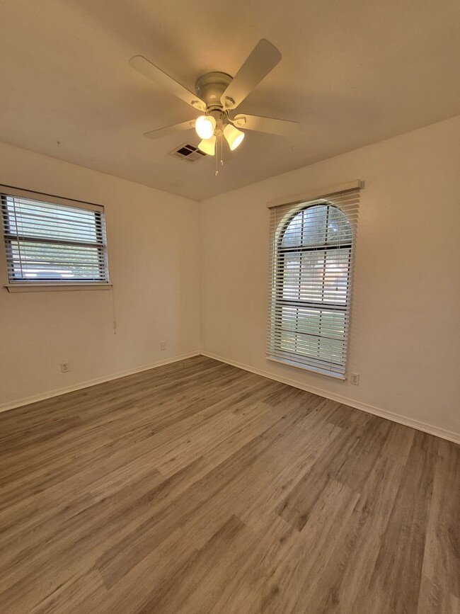 Building Photo - (4) Bed/(2.5) Bath in Core Norman Avail NO...