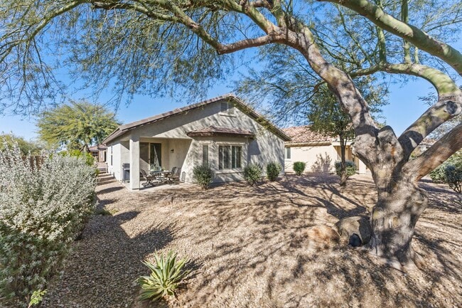 Building Photo - Stunning 2 bed 2 bath within walking distance to community center!