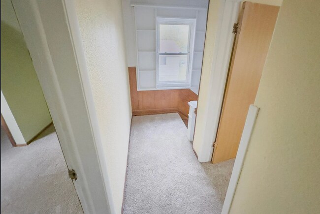 Building Photo - 1345 Arkwright St N