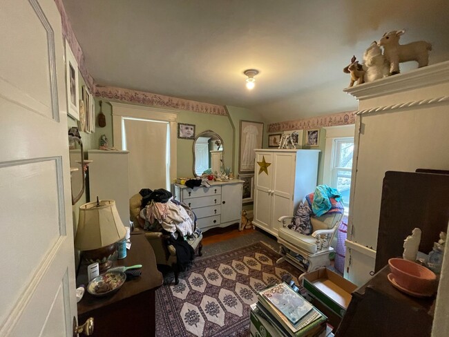 Building Photo - 4 Bed Home in Hidden OASIS!