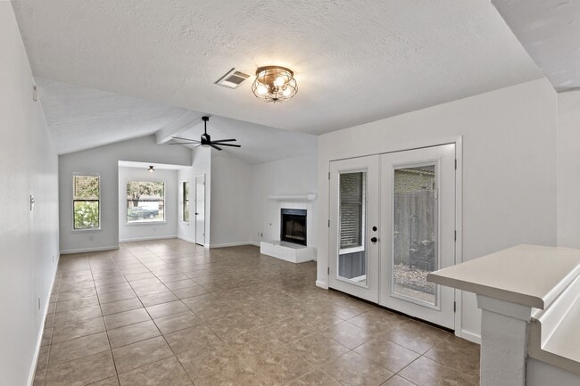 Building Photo - 2208 Lobo Dr