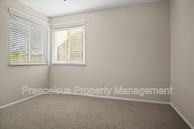 Building Photo - 500 Zinfandel Terrace