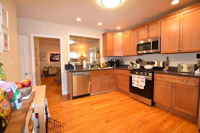 Building Photo - 23 Sawin St