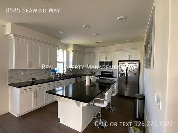 Building Photo - Gorgeous 3 Bed/3.5 Bath Home in Perfect Ne...