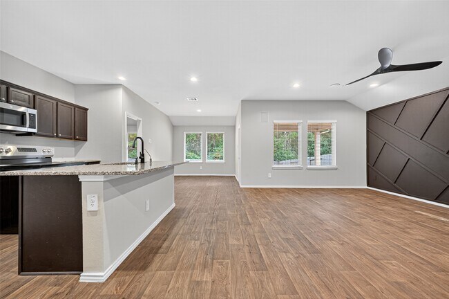 Building Photo - 40320 Hilltop Pr Dr