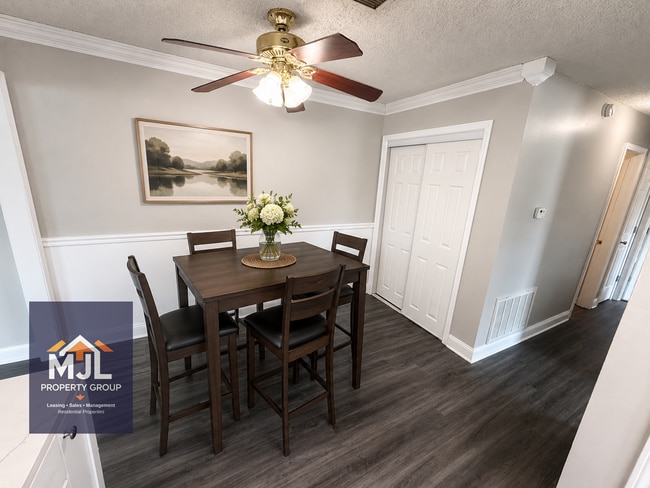 Building Photo - Renovated 2 Bedroom/ 1 Bath Apartment with Garage *READY NOW*