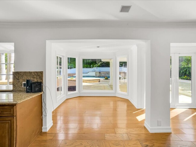 Building Photo - 9654 Wendover Dr