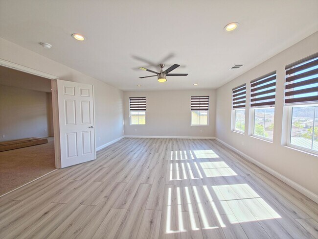 Building Photo - MOVE-IN READY 5+4 in Simi w/mountain views...
