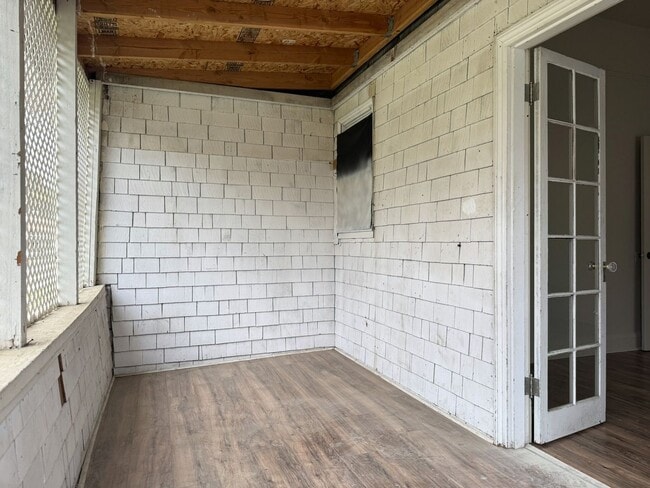 Building Photo - Endearing 2/1 Available Now!!!