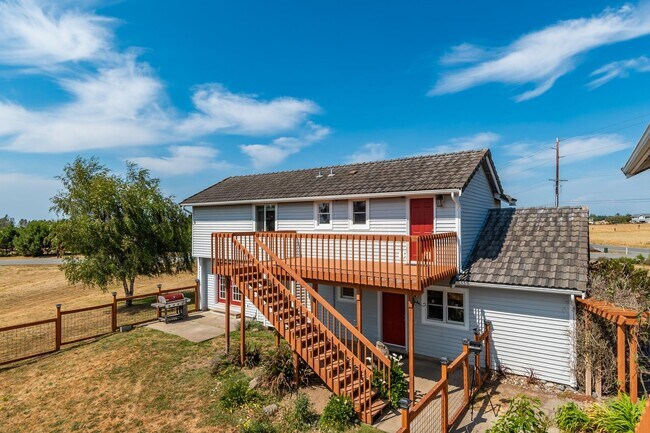 Building Photo - Spacious and Beautiful Home with Private Apartment!